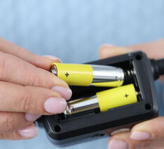Person sætter sine batterier til opladning