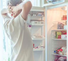 Mand kigger ind i køleskab fordi det ikke virker i varmen