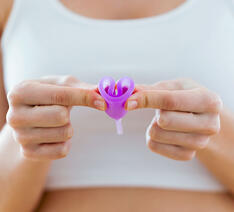 Person holder en menstruationskop