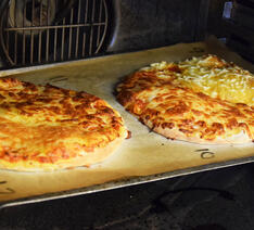 To pizzaer med hver deres pizzatopping på