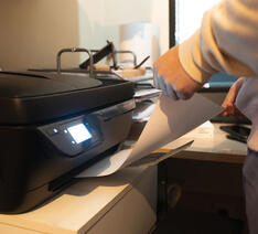 En person ved en printer