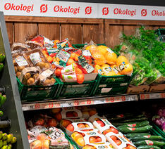 Økologisk frugt og grønt i en butik