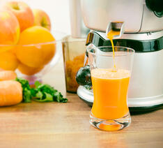 saftpresser med glas foran med saft i