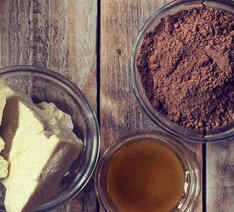 Chokolade indeholder kakaopulver, kakaosmør og sukker. 