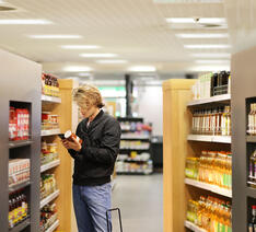 Person kigger på en vare i supermarkedet