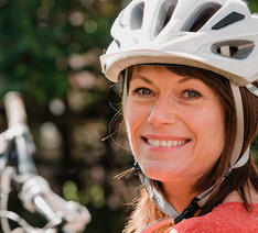 Kvinde bærer en cykelhjelm