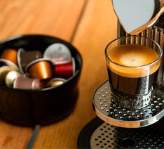 kaffekapselmaskine med kaffekapsler