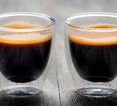kaffekopper med espresso fra kapsler