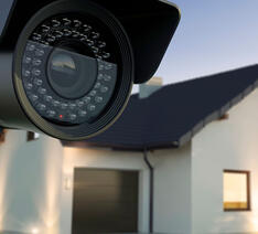 overvågningskamera foran privat hjem