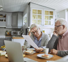 Ældre par prøver at forstå deres pensionsvilkår