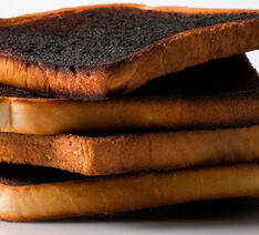 stak af toastbrød, der er ristet for hårdt, så de kan indeholde akrylamid. 