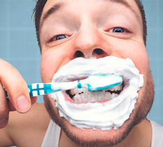Person der børste tænder og tænker på fluor, slibeeffekt og SLS