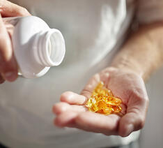 kapsler med omega 3 kosttilskud i en hånd