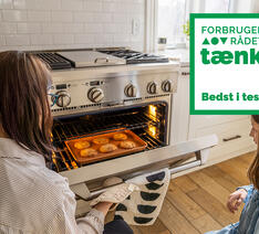 Person er ved at benytte et komfur