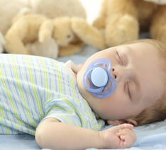 Baby sover på babymadras