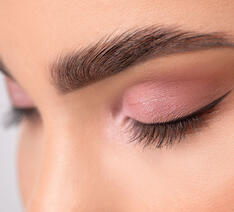 farve til øjenbryn kan give allergisk reaktion. 