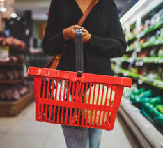 Kvinde i supermarked med kurv