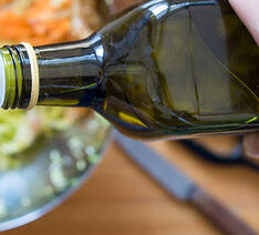 Olivenolie kan indeholde skadelige stoffer. Men man kan ikke se det på olien. 