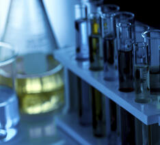Kolber med kemikalier på kemisk laboratorie