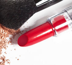 Læbestift og løs pudder kan blandt andet indeholde det problematiske stof titaniumdioxid.
