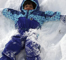 Dreng i flyverdragt i sneen