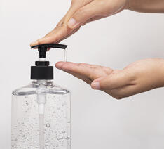 Vasker hænder i flydende håndsæbe