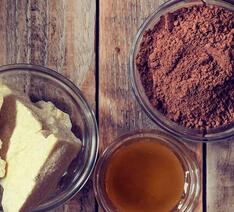 mørk shokolade består af  hvidt kakaosmør, sukker og kakaopulver.