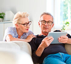Midaldrende par kigger på deres pensionspulje i deres webbank