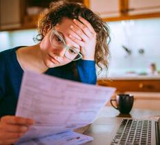 Kvinde kigger på sine udgifter til lån