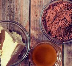 De tre ingredienser i mørk chokolade: kakaopulver, kakaosmør og sukker.