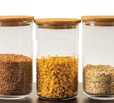 Glasbeholdere med ris, pasta og gryn som kan indeholde mineralske olier.