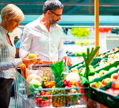 Par kigger i supermarked på frugter både med og uden sprøjtemidler