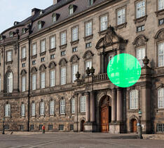 Foto af Christiansborg med grøn cirkel på