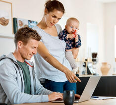 Familie kigger på husforsikringer på computeren
