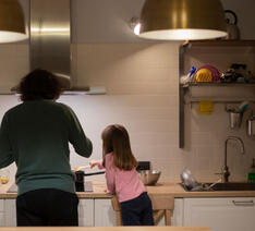 far og datter i køkkenet og lave mad