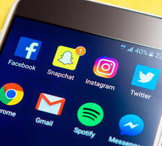 Mobiltelefon med sociale medier - bl.a. Snapchat