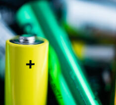 skal du vælge genopladelige eller almindelige batterier?