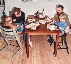 Børnefamilie ved middagsbordet