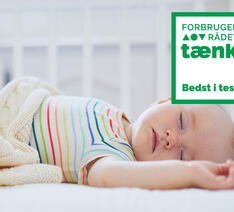 disse babymadrasser er Bedst i Test - barn sover i tremmeseng