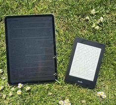 tablet vs e-bogslæser ipad og kindle i græs