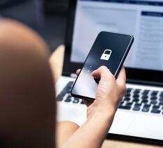 Et sikkert password på smartphone og computer