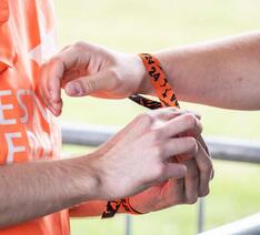 En festivalgæst får armbånd på til Roskilde Festival 2024