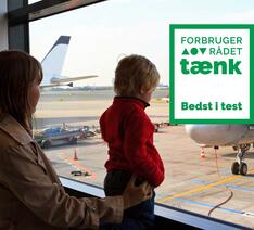 Mor og barn i lufthavn venter på flyrejse