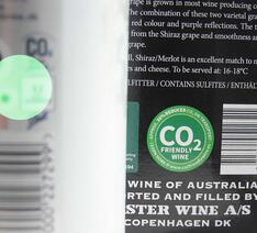 Nærbillede af mærkat om CO2-venlighed på vin