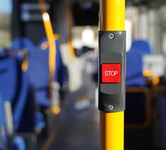 En dansk bus med en stop-knap