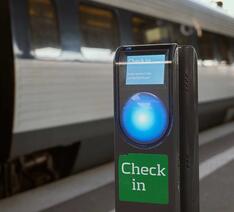 Rejsekort stander på tog station, hvor man kan checke ind