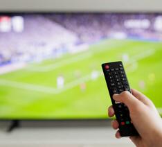 tv skærm med fodbold