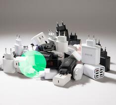 Bunke af opladere på hvid baggrund med grøn undersøgelsescirkel