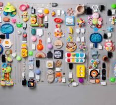 Lineup af produkter fra Temu og Shein på grå baggrund