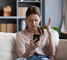 Frustreret kvinde i sofa